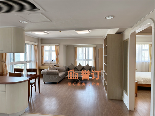 恪谨守致护安居，臻心服务暖府邸：北京三全公寓，三环高端人居典范 在繁华的三环城央，北京三全公寓宛如一颗璀璨的明珠，以其独特的风华，成为高端人居的标杆之作。这里，承载着人们对生活理想与品质的无限追求，始终秉持着“居住即尊崇”的核心理念，为业主打造一方安心、温暖且充满仪式感的理想家园。  匠筑安全基石，